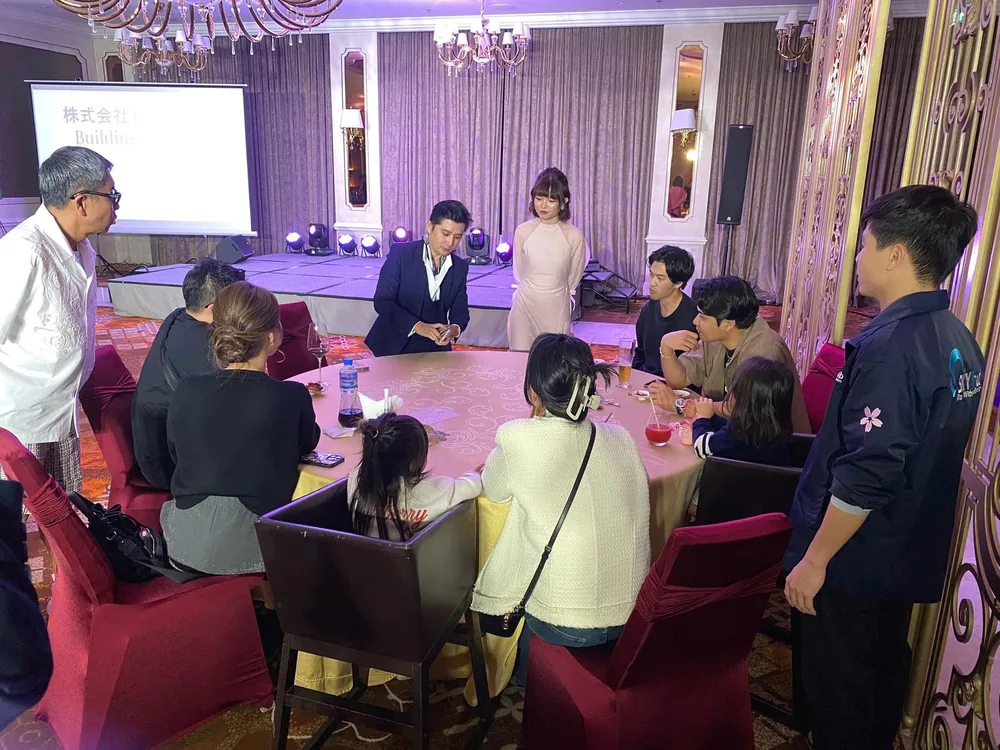 Randy Huynh performing a parlour show at a corporate event in Da Nang